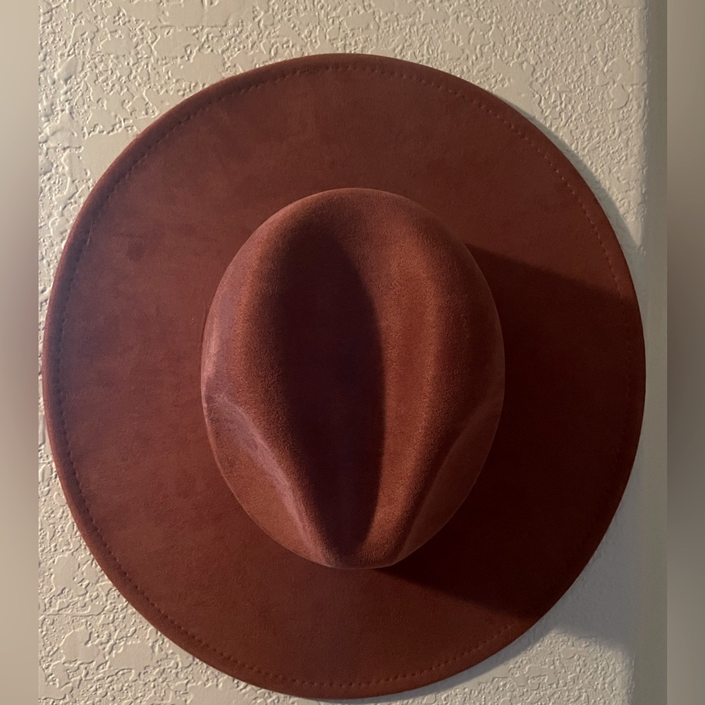 Brownish hat os